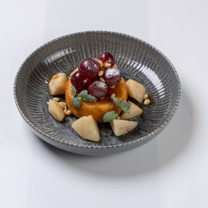 Камамбер с грушей и виноградом