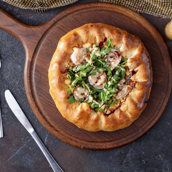 Хачапури 4 сыра с тигровыми креветками