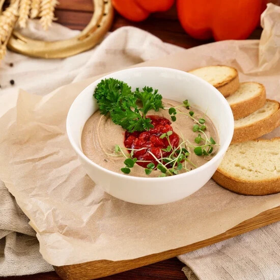 Томленый куриный паштет с клубничным конфитюром