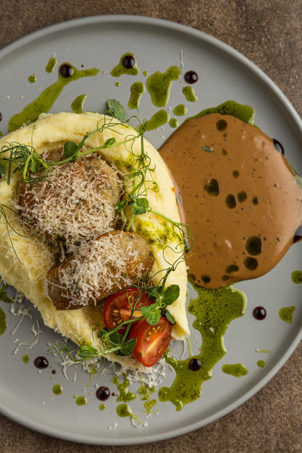 Котлетки из индейки с перечным соусом и картофельным пюре с пармезаном