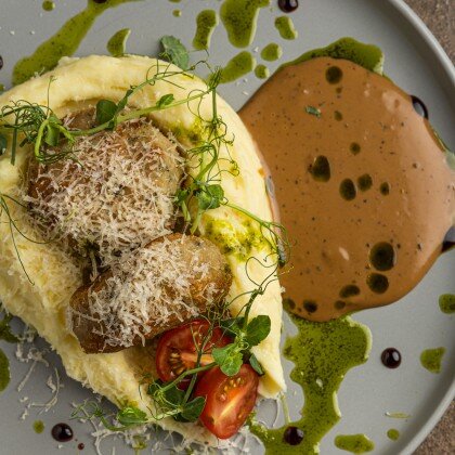 Котлетки из индейки с перечным соусом и картофельным пюре с пармезаном