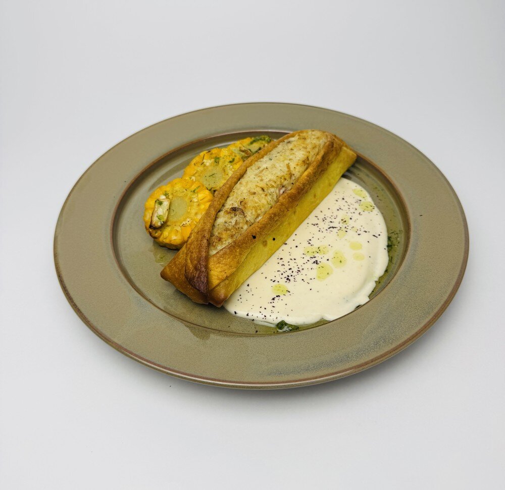 Лосось запеченный в тортильи с сырно-ореховым соусом и кукурузой