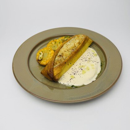 Лосось запеченный в тортильи с сырно-ореховым соусом и кукурузой