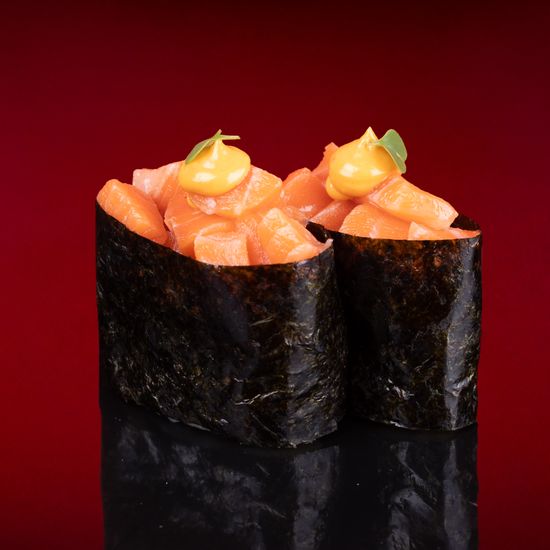 Гункан с лососем