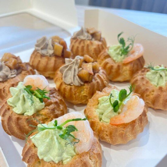 Сет из профитролей с муссом авокадо и королевской креветкой