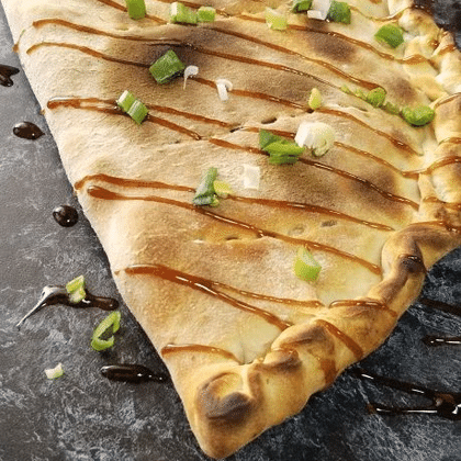 Кальцоне(закрытая пицца или итальянский пирог) подается не разрезанным.