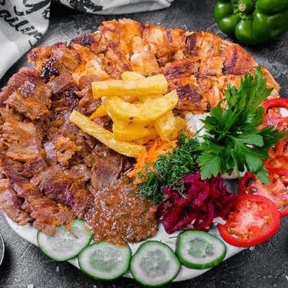 Шаурма с курицей и ягненком на тарелке