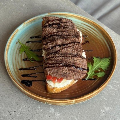 Брускетта с говяжьей вырезкой