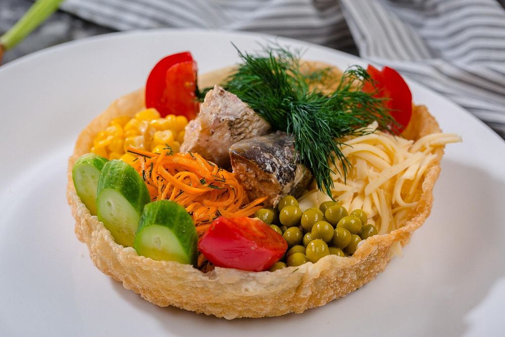 Шеф-салат с рубленым нежным тунцом