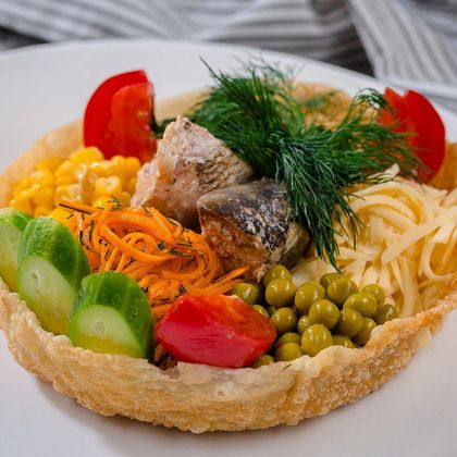 Шеф-салат с рубленым нежным тунцом