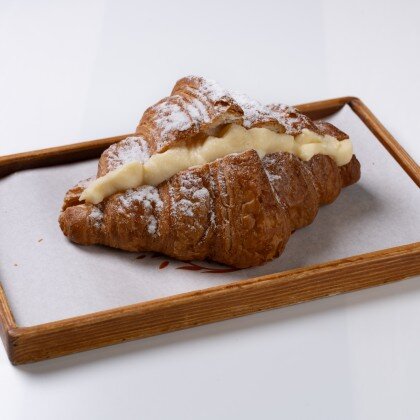 Круассан с заварным кремом