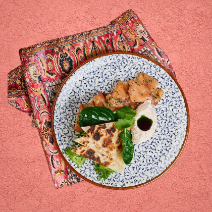 Лосось шеф-посола с соусом из мацони и хрена