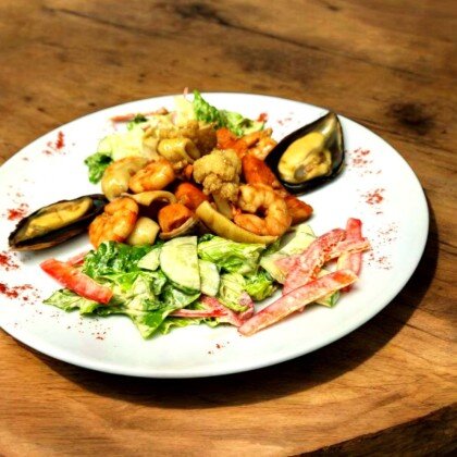 Салат с морепродуктами, салатом романо и соусом терияки