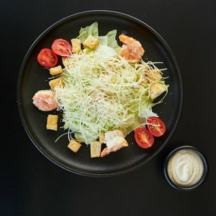 Салат «Цезарь с креветками»