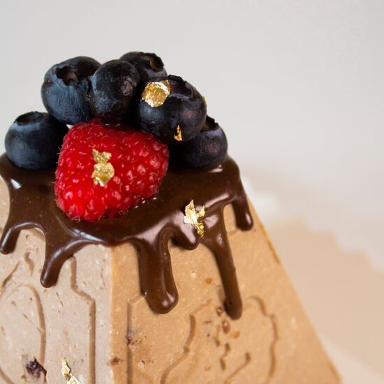 Пасха шоколадной с вяленой вишней