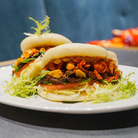 Бао сендвич с мраморной грудинкой BBQ и чили арахисом