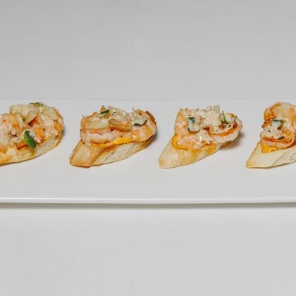 Брускетта с креветкой и ананасом