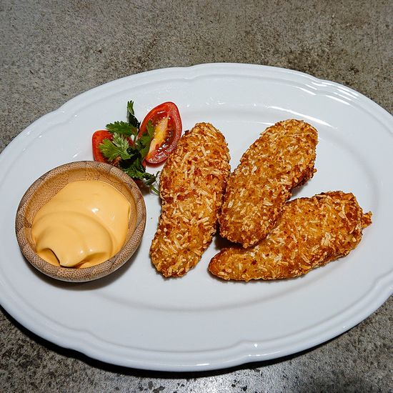 Куриные стрипсы с сырным соусом