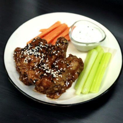 Куриные крылья BBQ с соусом «Блю-Чиз»