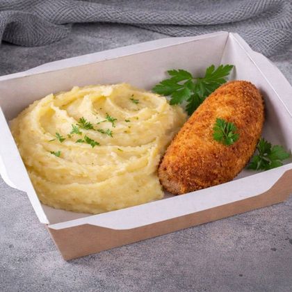 Картофельное пюре с котлетой лакомка