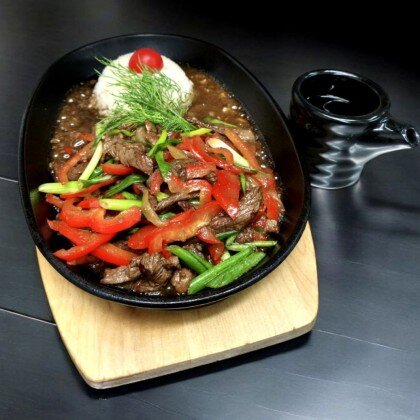 Мясо по «Тайски» с овощами на сковороде