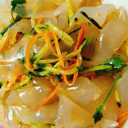 Салат из широкой крахмальной лапши с мясом и овощами