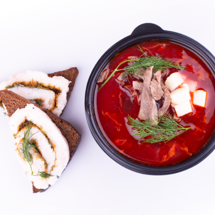 Борщ красный с салом и черным хлебом