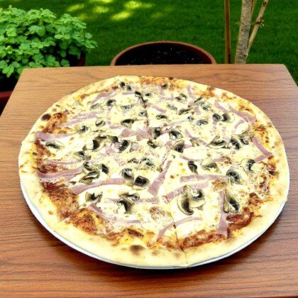 Пицца с ветчиной и грибами