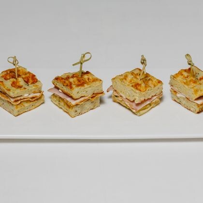 Канапе из картофельной вафли с беконом