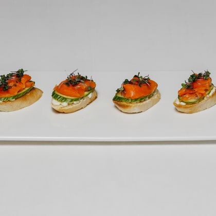Брускетта с лососем и свежим огурцом