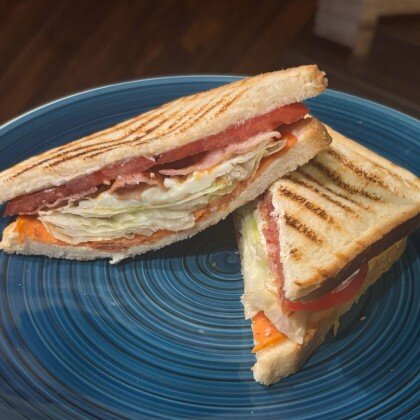 Сэндвич с беконом, пепперони и яйцом