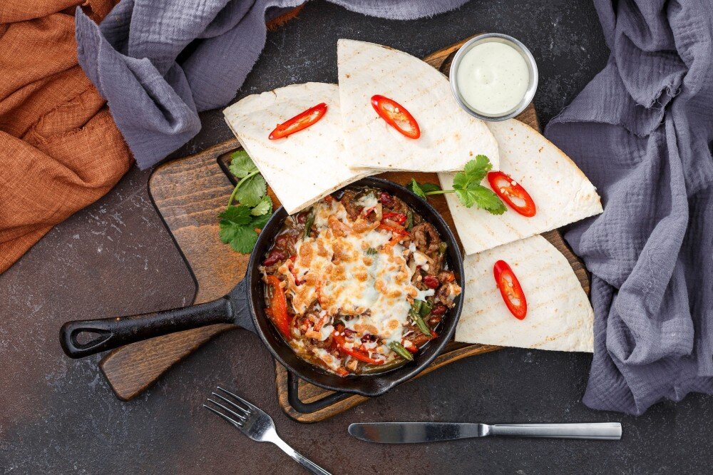 Мясо в мексиканском стиле запеченное под сырной шапочкой