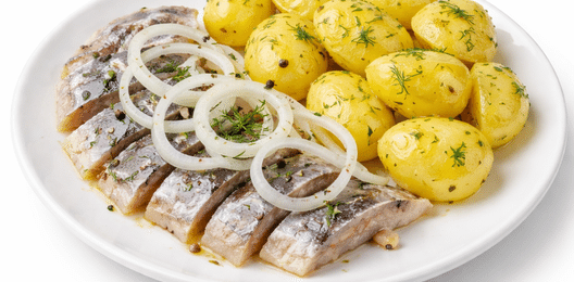 Картофель отварной с селёдочкой