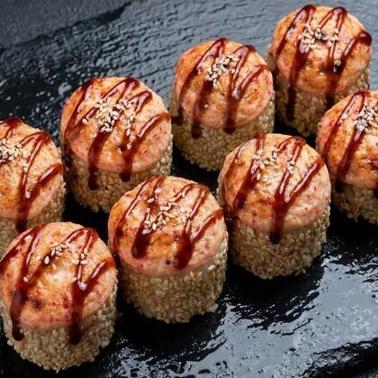 Запеченный спайси ролл с копченой курицей