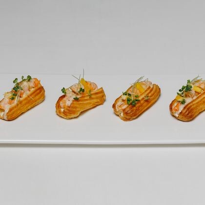 Эклеры с креветкой и анасом под ореховым соусом