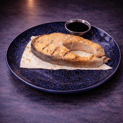 Стейк из лосося жареный