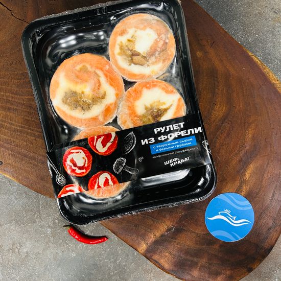 Рулет из форели творожным сыром и белыми грибами