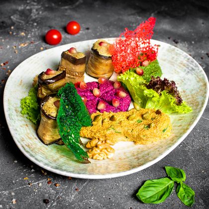 Ассорти с рулетиками из баклажан