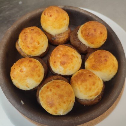 Грибные шапочки фаршированные с сыром