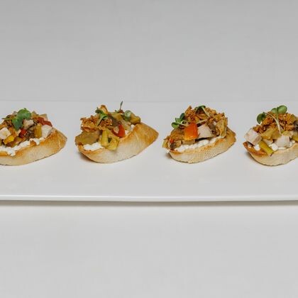 Брускетта с цыпленком и печеными овощами