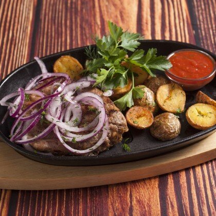 Стейк из свинины на гриле с картофелем черри и красным соусом