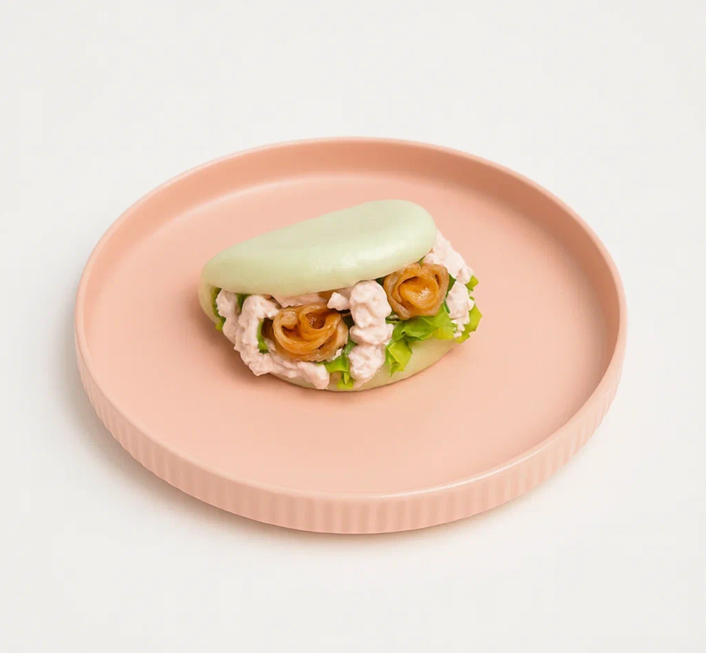 Бао с розовым соусом и лососем