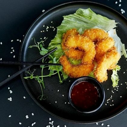 Креветки темпура с соусом сладкий чили