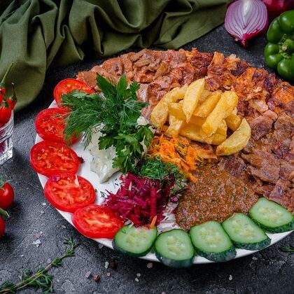 Шаурма курица+телятина+ягненок на тарелке