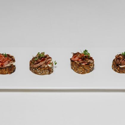 Тапас на ржаном багете  с ростбифом