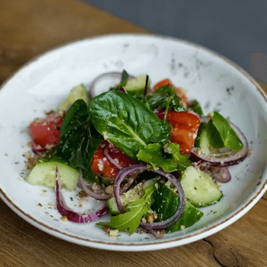 Салат овощной с грецким орехом