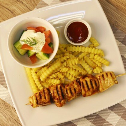 Куриный шашлычок с фри и овощами