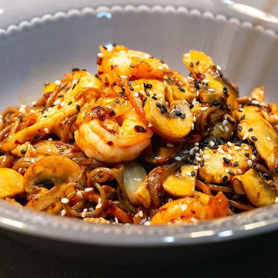 Соба с курицей и креветками