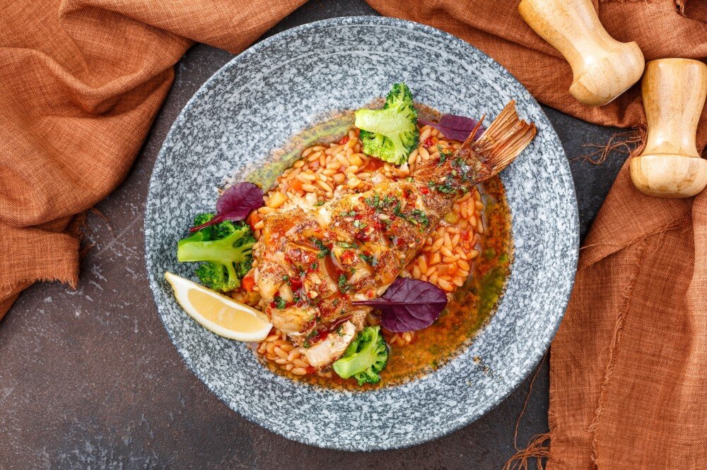 Окунь морской запеченный с пастой орзо и тайским сосом