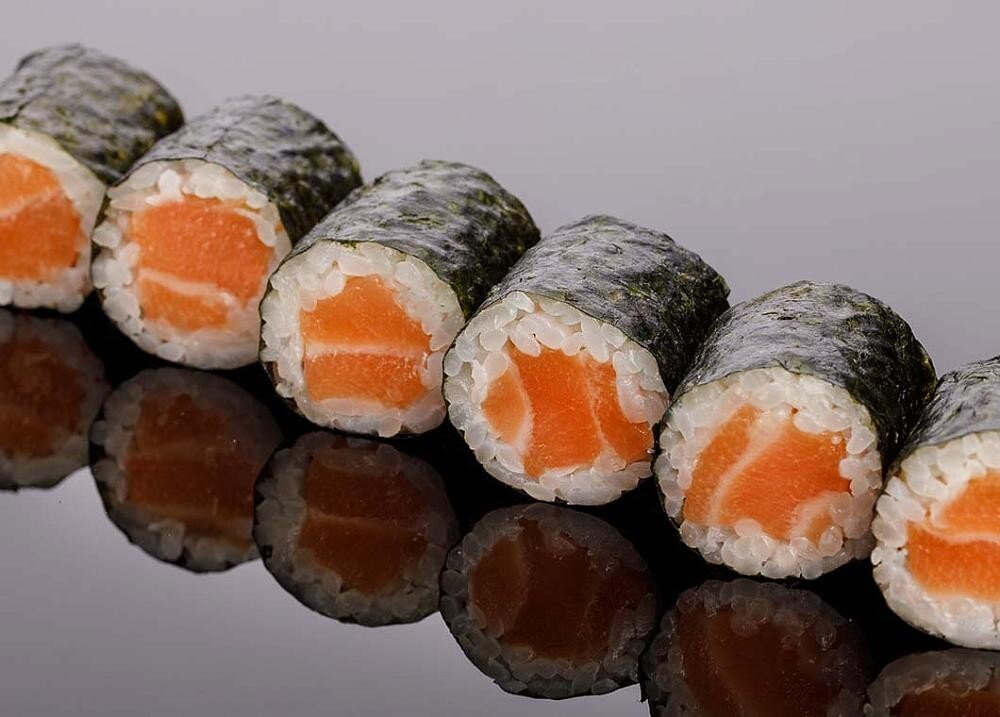 Ролл маки с лососем